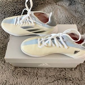 adidas Unisex-Child X Speedflow.3 Indoor Soccer Shoe